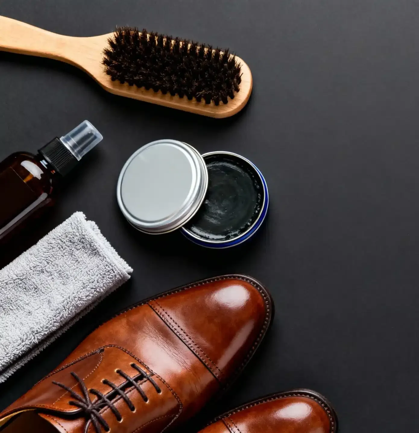 Formal leather shoes: brushing and polishing steps for a controlled shine